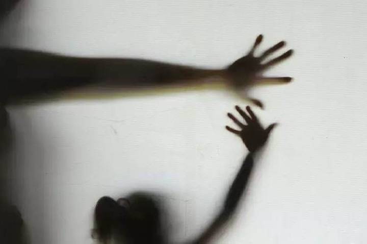 Casal que usou filha para abusar de crianças é condenado a 400 anos, diz TJ
