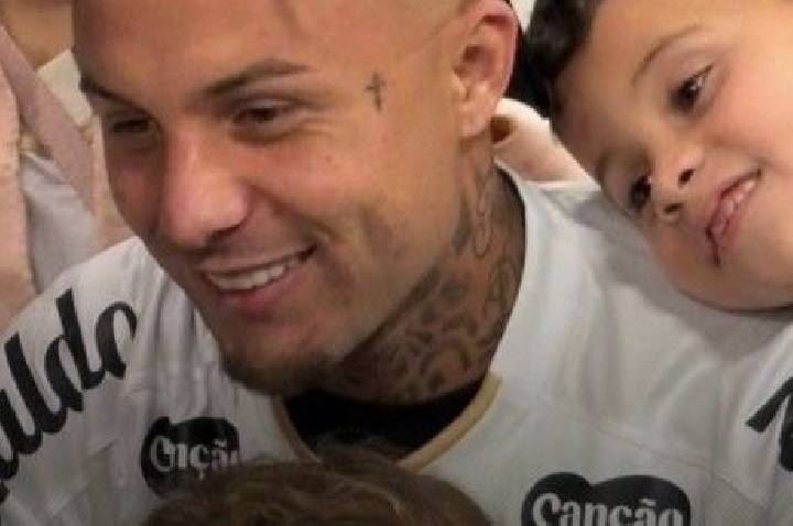 Cebolinha veste a camisa do Santos após desembarque em aeroporto