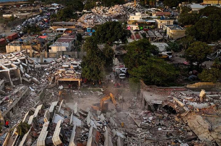Cenário de buscas na Venezuela ainda espera sobreviventes, diz especialista