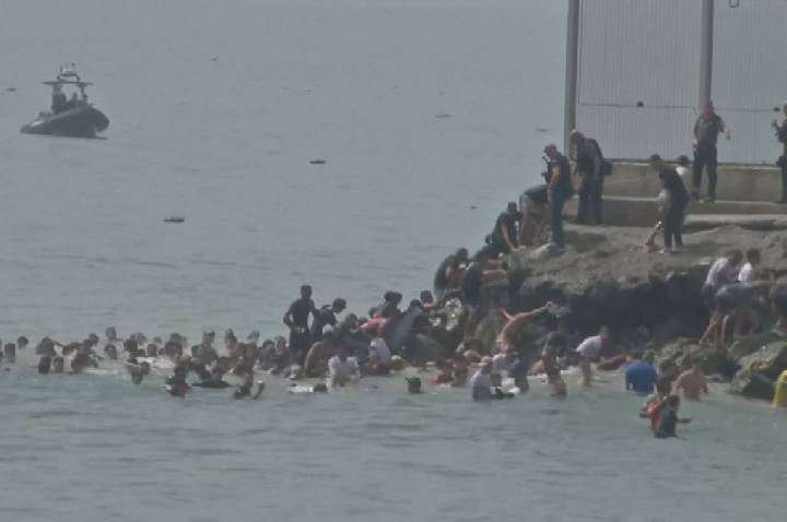Ceuta enterra primeiros imigrantes mortos em travessia em massa
