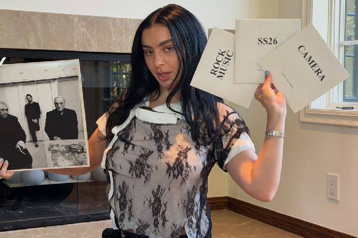 Charli XCX lança novo álbum “Music, Fashion, Film”; confira detalhes