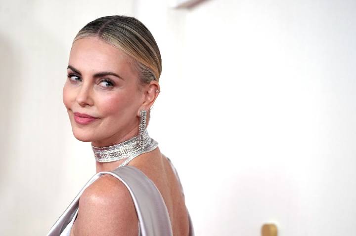 Charlize Theron expõe dificuldade ao viver deusa grega: “Brutal”