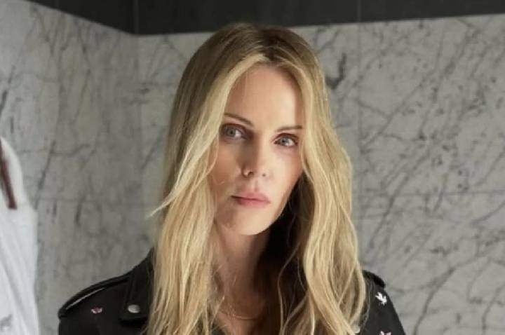 Charlize Theron revela que mãe matou o pai para salvá-las de ataque