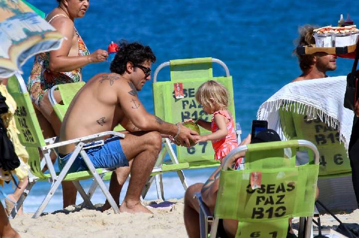 Chay Suede curte praia com filha em dia de folga; veja fotos