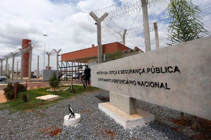 Chefe de facção do Paraná é encontrado morto em presídio de Brasília