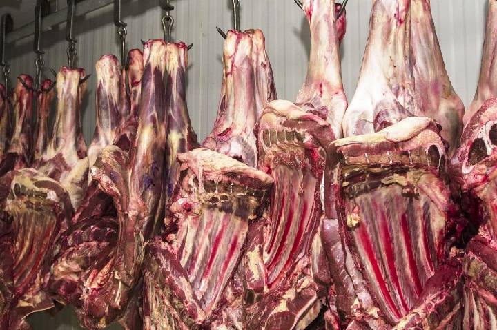 China suspende três frigoríficos brasileiros após irregularidades