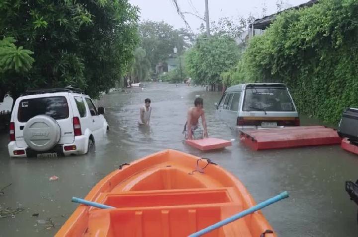 Chuvas de monção nas Filipinas inundam casas e deixam estradas submersas