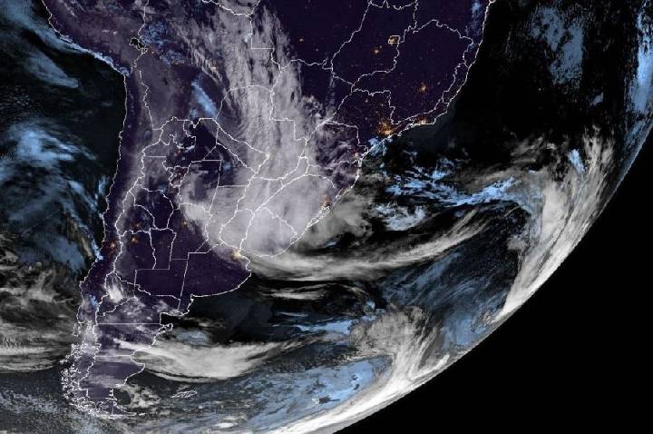 Ciclone extratropical na costa do Brasil põe estados em alerta de perigo