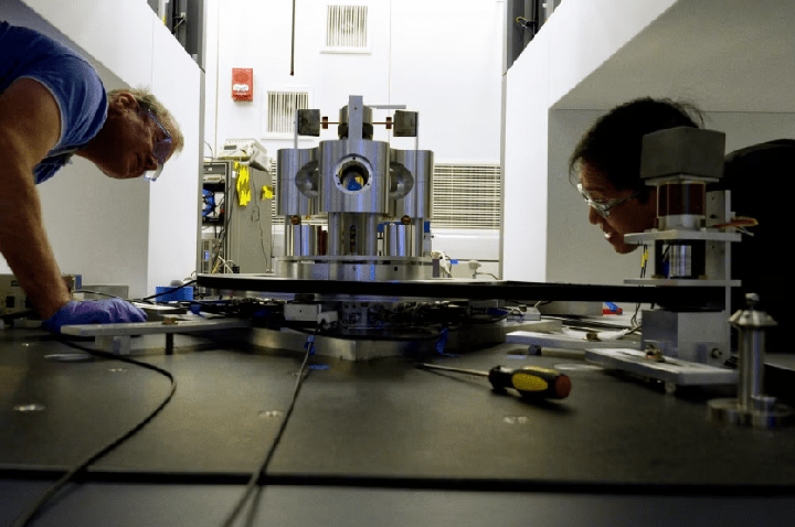Cientistas passam 10 anos medindo a gravidade; resultado gera novo mistério