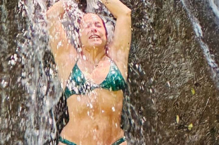 Cissa Guimarães curte cachoeira em viagem de férias a Bonito; veja as fotos