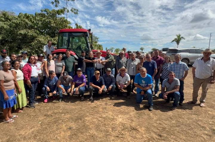 Cláudia de Jesus participa da entrega de trator agrícola de R$ 300 mil para fortalecer agricultura familiar em Ji-Paraná