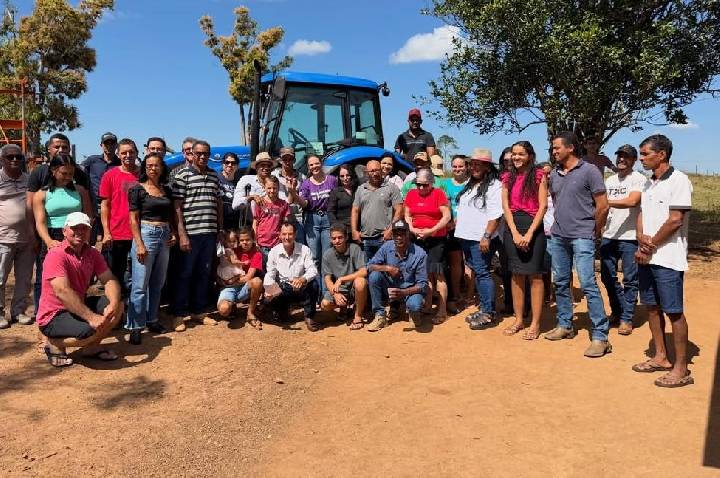 Cláudia de Jesus participa da entrega de trator para Associação Rota 153, em Ji-Paraná