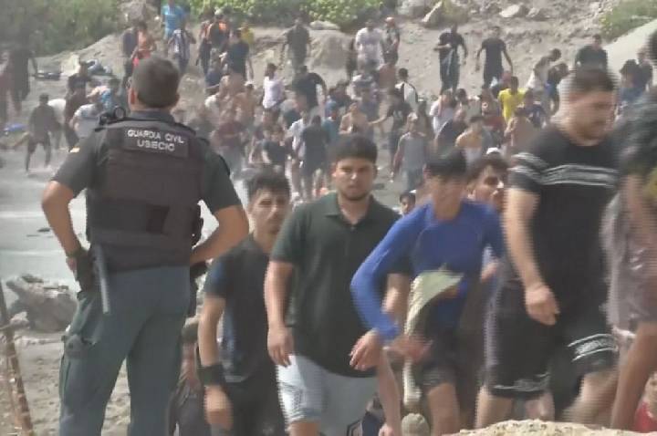 CNN mostra de perto migração em massa em Ceuta e operações fronteiriças