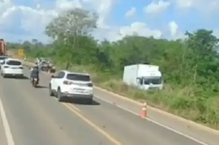 Colisão entre caminhão e caminhonete na BR-364 deixa uma pessoa morta em Rondônia
