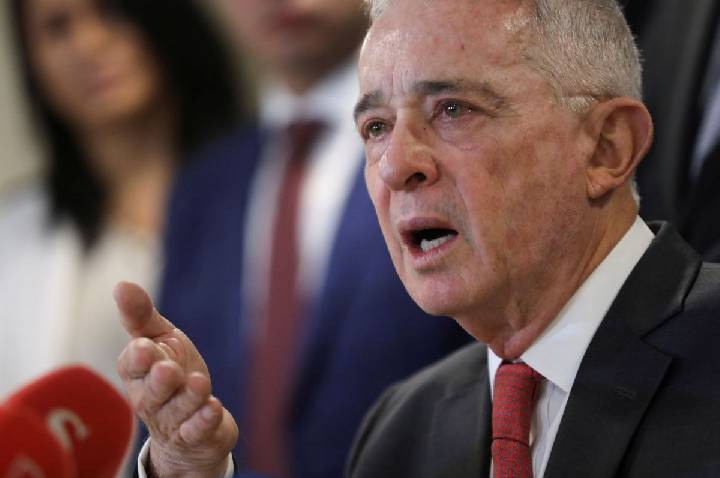 Colômbia investiga Álvaro Uribe por envolvimento com grupo paramilitar