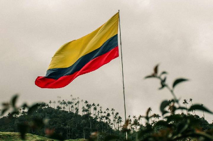 Colômbia revoga tarifas de 100% sobre produtos do Equador