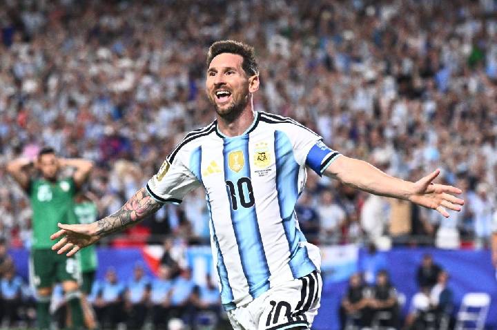 Com atuação histórica de Messi, Argentina vence Argélia na estreia da Copa