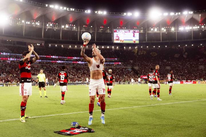 Com homenagens a Oscar, Flamengo vence Bahia e segue na cola do Palmeiras