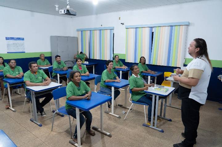 Com kit escolar e uniforme, alunos da EJA iniciam aulas na Vila Princesa