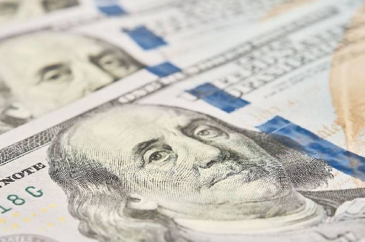 Com queda do dólar, gastos dos brasileiros no exterior crescem 34%