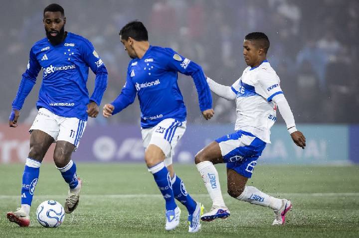 Com um a menos, Cruzeiro segura empate com a Católica na Libertadores