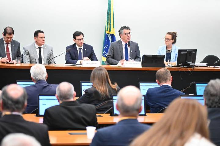 Comissão da 6×1 aprova ouvir ministros, BC, sindicatos e empresariado