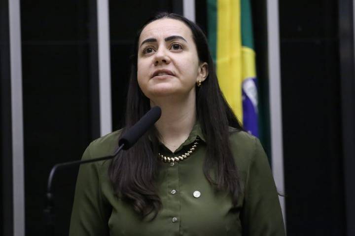 Comissão de Educação aprova proposta que exige noções de Libras de gestores escolares