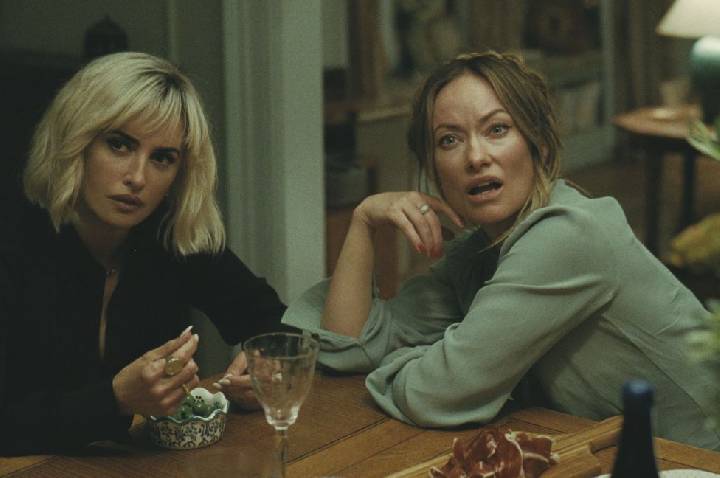 “Completamente apaixonada”, diz Olivia Wilde sobre beijo em Penélope Cruz