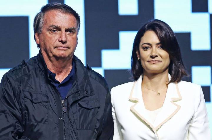 “Conseguiu tomar sopa”, diz Michelle sobre estado de Bolsonaro pós-cirurgia
