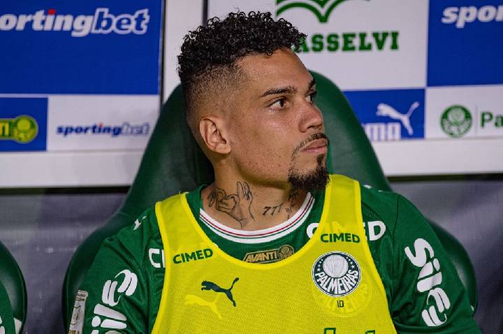 Contra o Santos, Paulinho volta a jogar pelo Palmeiras após 302 dias