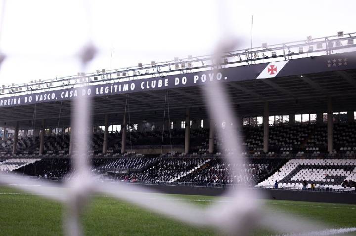 Contra o Santos, Vasco retoma foco na fuga do rebaixamento no Brasileirão