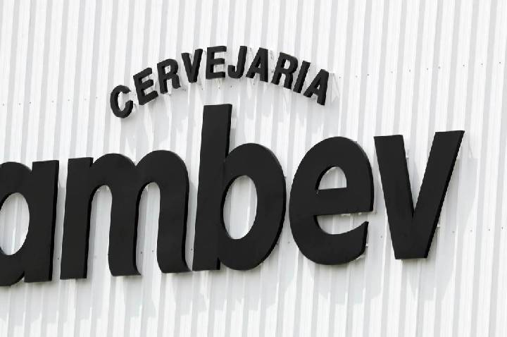 Copa e feriados impulsionam cervejaria em 2026, diz Ambev; ações sobem 15%