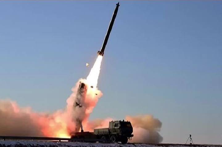 Coreia do Norte dispara mísseis balísticos em direção ao mar e eleva tensão