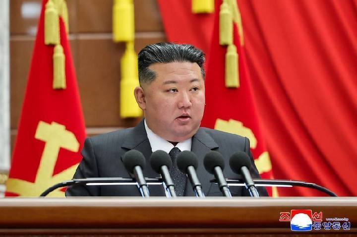 Coreia do Norte testa novo sistema de armas sob supervisão de Kim Jong-un