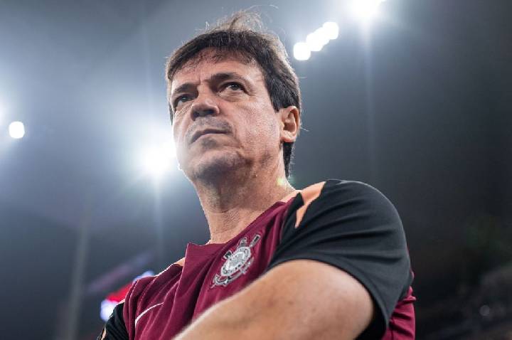 Corinthians anuncia permanência de Diniz a pedido dos jogadores