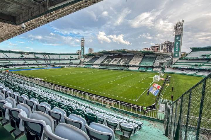 Coritiba x Chapecoense: escalações e onde assistir ao jogo do Brasileirão