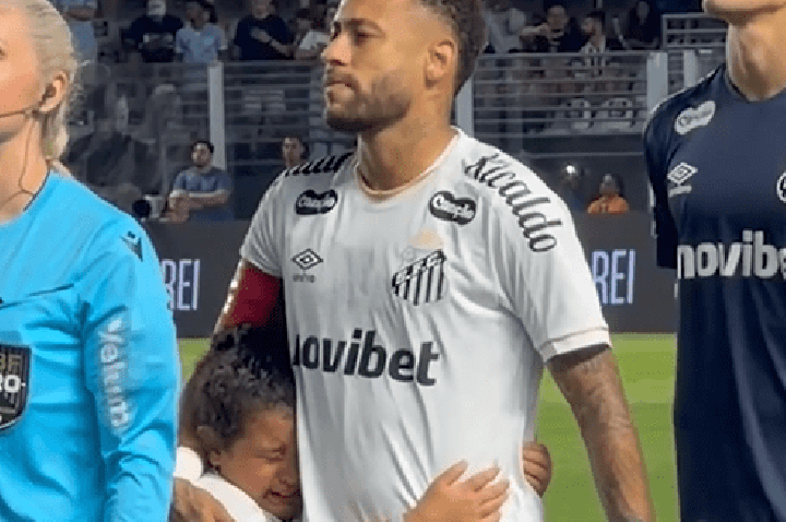 Criança abraça Neymar antes de jogo do Santos e cena emociona; assista