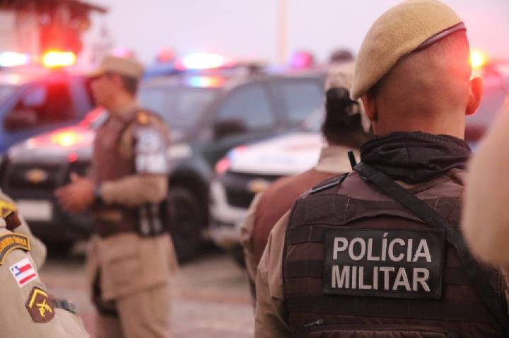 Criança é morta baleada e homem fica ferido em Camaçari, na Bahia