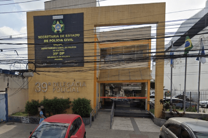 Criança morre baleada em parquinho durante tiroteio no Rio
