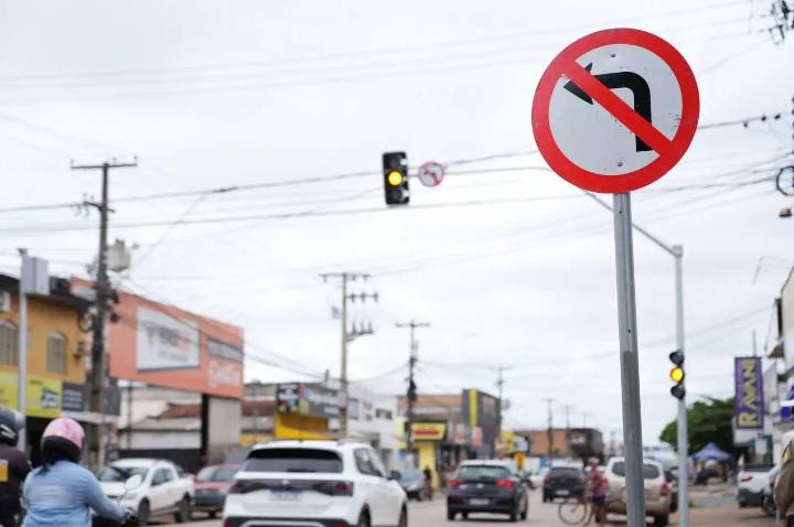 Cruzamentos de Porto Velho têm semáforos intermitentes durante a madrugada