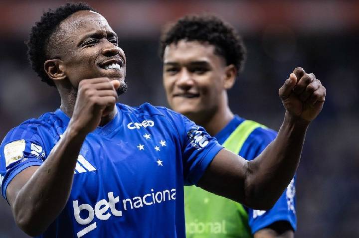 Cruzeiro segura pressão no fim, vence Chapecoense e respira no Brasileirão