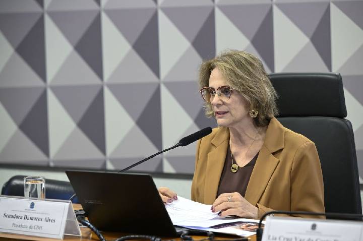 Damares diz que faltará ao evento feminino de Flávio após vídeo de Michelle