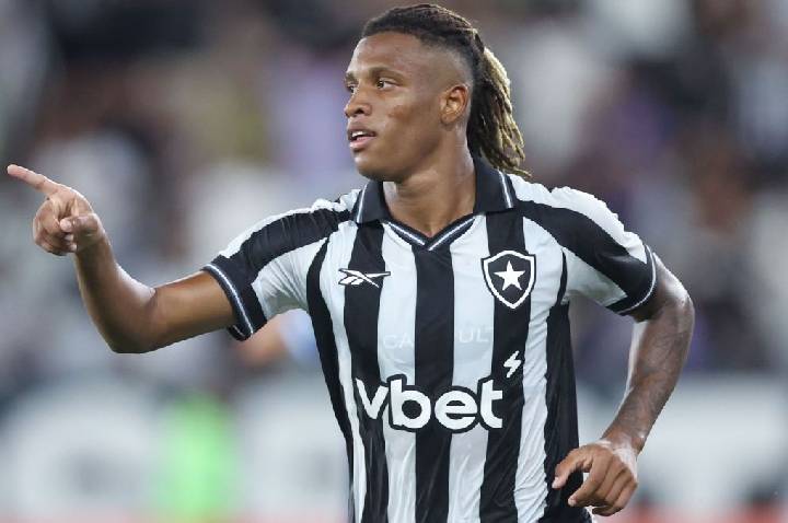 Danilo brilha, Botafogo vence Racing e fica perto de vaga na Sul-Americana
