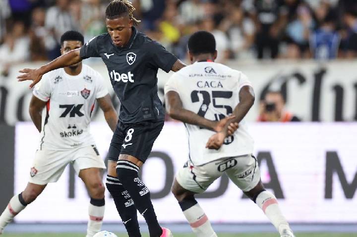 Danilo entra em campo pelo Botafogo e não vai mais para o Palmeiras