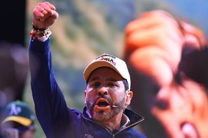 De la Espriella celebra vitória em pré-contagem e diz que Trump parabenizou