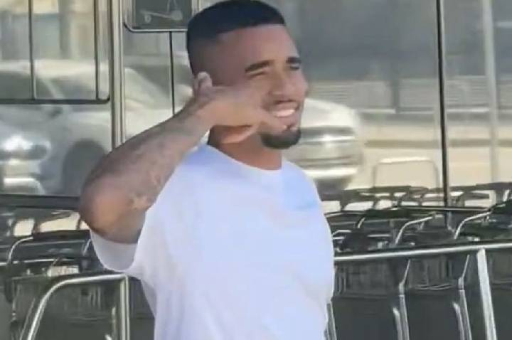 De saída do Arsenal, Gabriel Jesus chega a Barcelona para assinar contrato