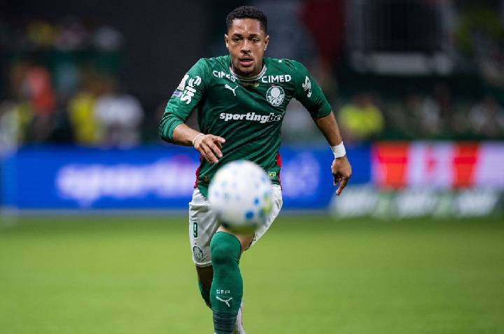 De volta ao time titular, Vitor Roque sente lesão e preocupa Palmeiras
