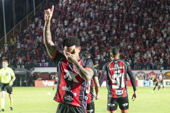 Debaixo de muita chuva, Vitória supera Botafogo por 1 a 0 pelo Brasileirão