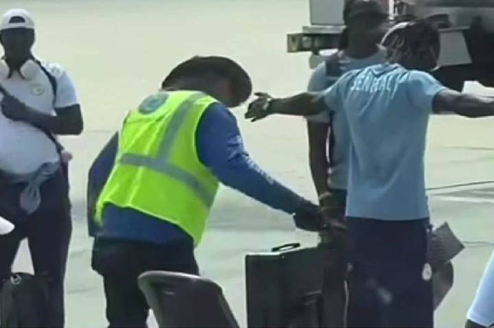 Delegação do Senegal é revistada ainda na pista ao chegar aos EUA; veja