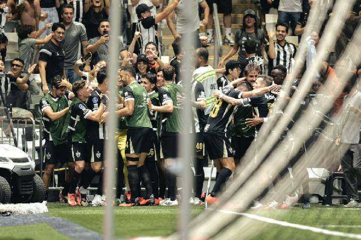 Delfim brilha, Atlético-MG supera Santos e vai à semifinal da Sul-Americana